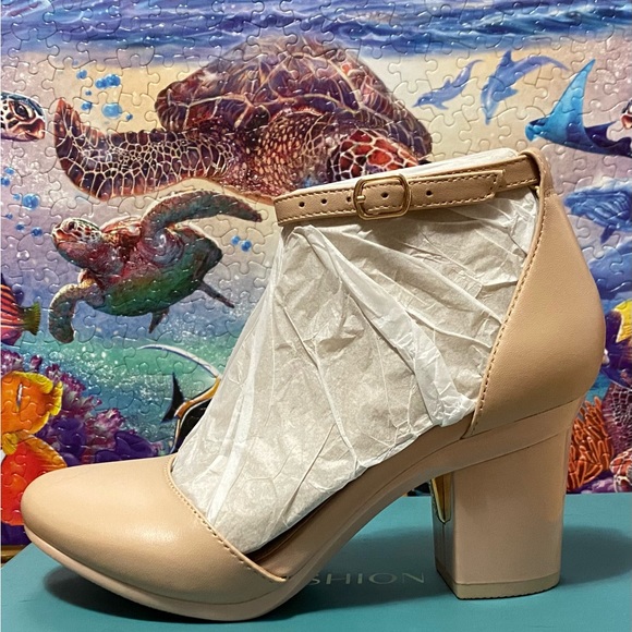 Pashion Footwear convertible heels. Size 5 - Picture 5 of 11